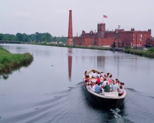 picture of boat in the canal